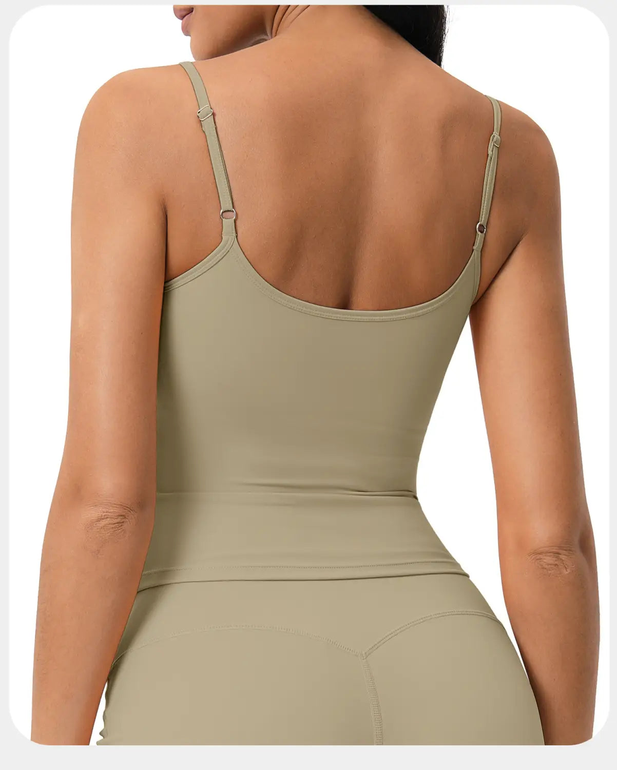 Una camisola deportiva sin mangas acolchada elegante color verde oliva, con tirantes tipo spaghetti ajustables y una silueta entallada de secado rápido, diseñada para ropa deportiva de entrenamiento.