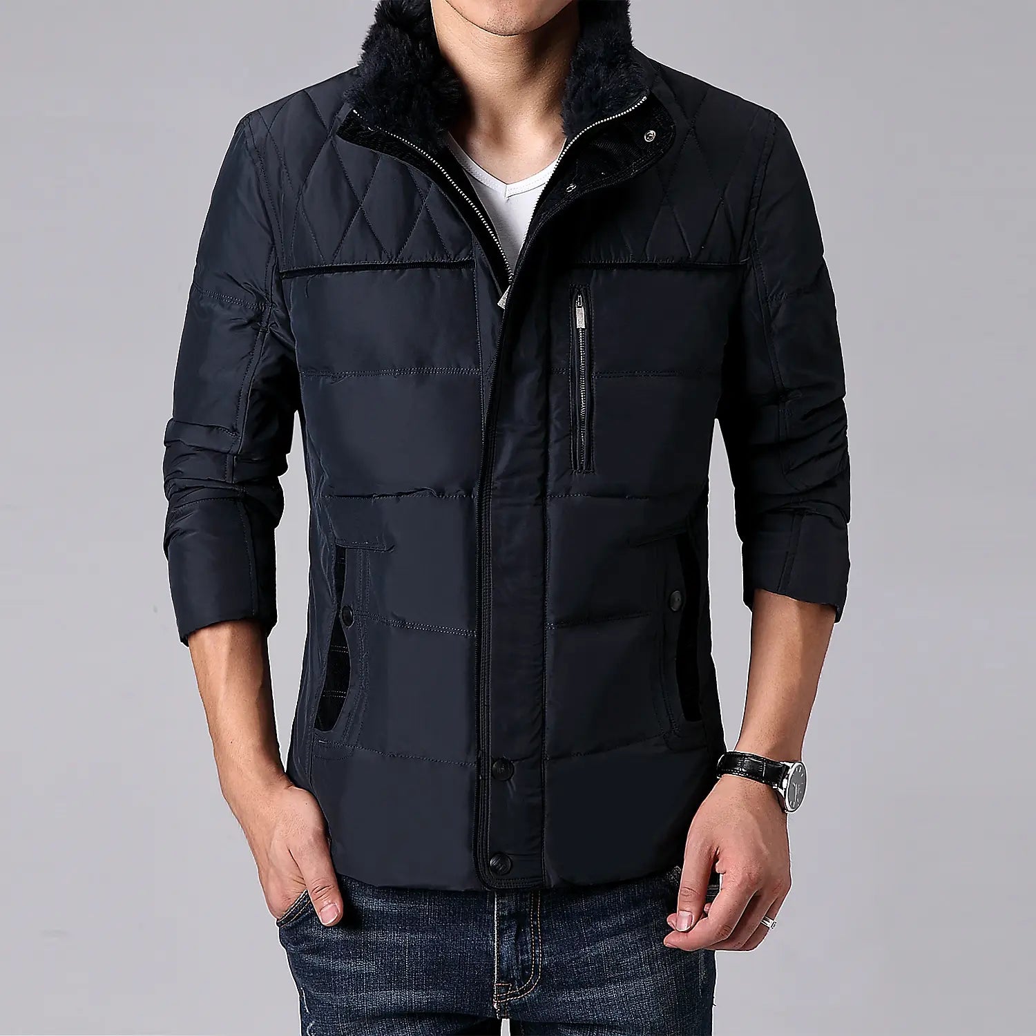 Veste d’hiver matelassée premium pour homme noire, rembourrage en duvet, avec un col à doublure de fourrure moelleuse et une fermeture à glissière à l’avant.