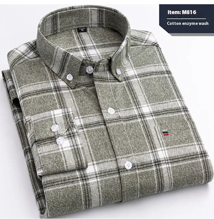 Gefaltetes Hemd Slim Fit mit Karomuster aus Baumwolle mit einem Grün-Weiß-Schwarz-Muster, langen Ärmeln und Enzym-Waschstoff.