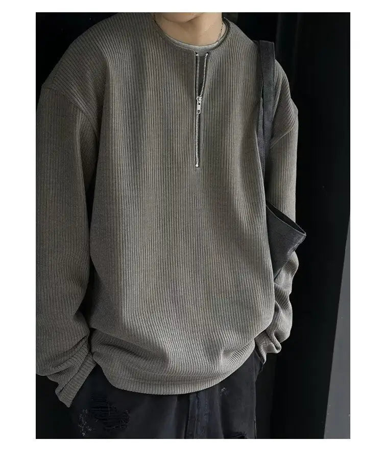 Suéter gris acanalado de punto para hombre con media cremallera al frente, tipo jersey, diseñado para uso casual.