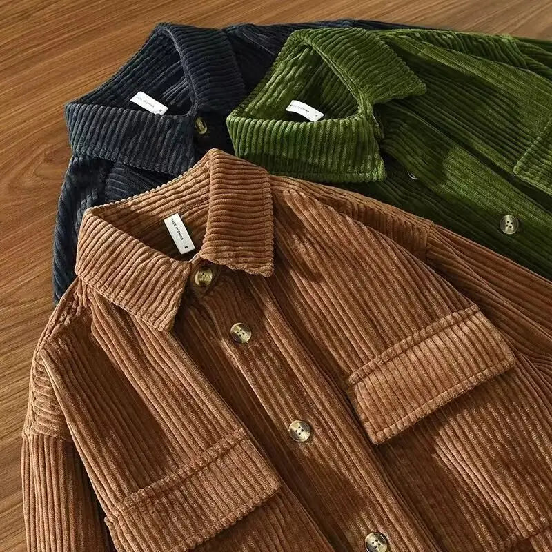Herren-Cordhemd, schmal geschnitten, langarm, Herbstbekleidung in Braun mit gerippter Struktur und passenden Brusttaschen.