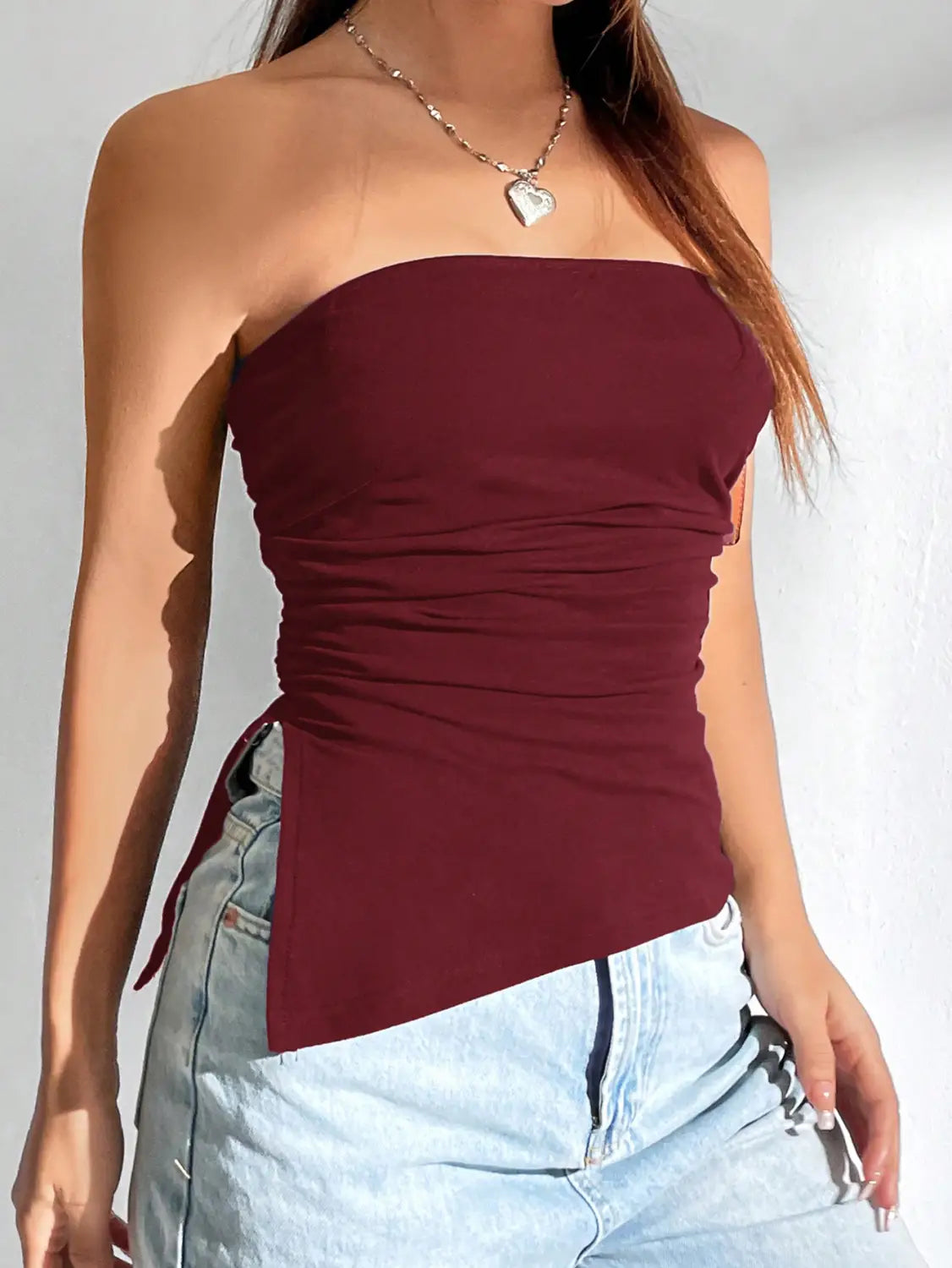 Ein dunkelrotes (Bordeaux) gerafftes trägerloses Cami-Top mit gerafftem Oberteil und seitlicher Bindedetailierung.