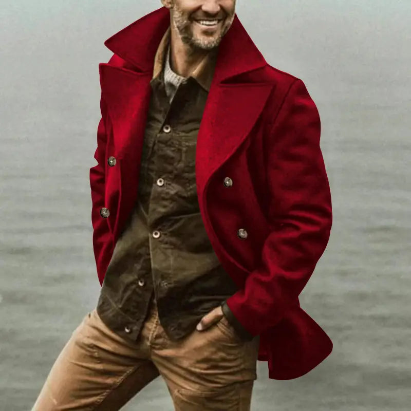 Abrigo cruzado doble de lana rojo vibrante con botones de tono plateado que presenta un diseño clásico de gabardina.