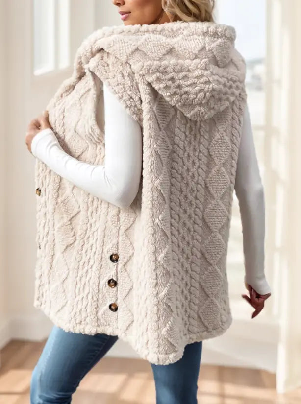Damen-Strickfleece-Weste mit Kapuze in Cremefarben mit einer gemütlichen Kapuze und Knopfleiste vorne.