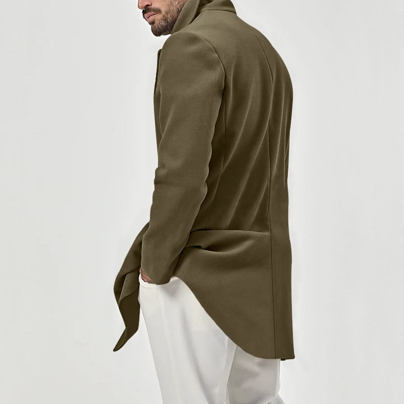 Blazer entallado verde oliva con cuello alto y bajo asimétrico, mostrado como parte de la colección de abrigo tipo gabardina cruzado doble de algodón rojo