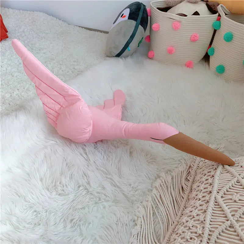 Flamant rose en peluche avec long cou et ailes en tissu souple, présenté dans l’oreiller produit en peluche représentant une cigogne, un cygne blanc.