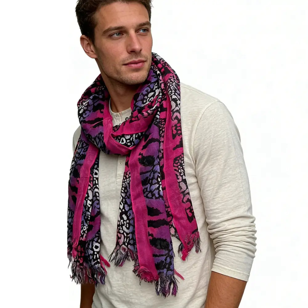 Écharpe en viscose éclatante à imprimé léopard rose vif et violet, à bords effilochés, dans une longueur très généreuse.
