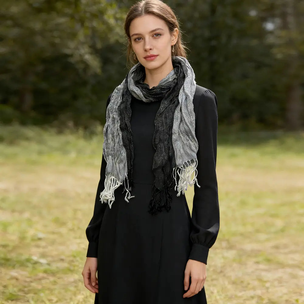 Écharpe longue d’hiver en polyester jacquard dégradé gris et noir, texturée, pour femmes, avec des bords effilochés.