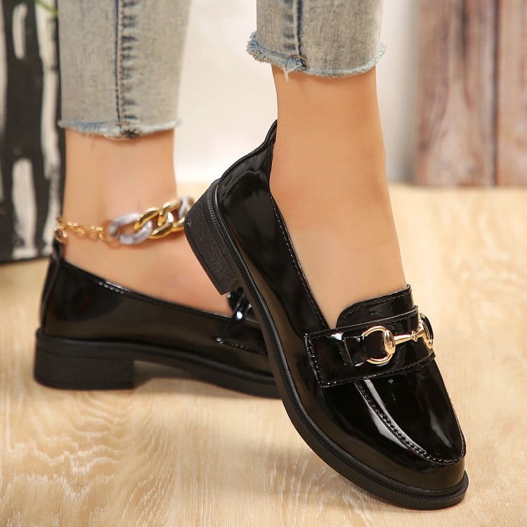 Schwarze Lackleder-Damenloafer mit goldfarbenem Pferdebit-Verschluss und klobigem Absatz.