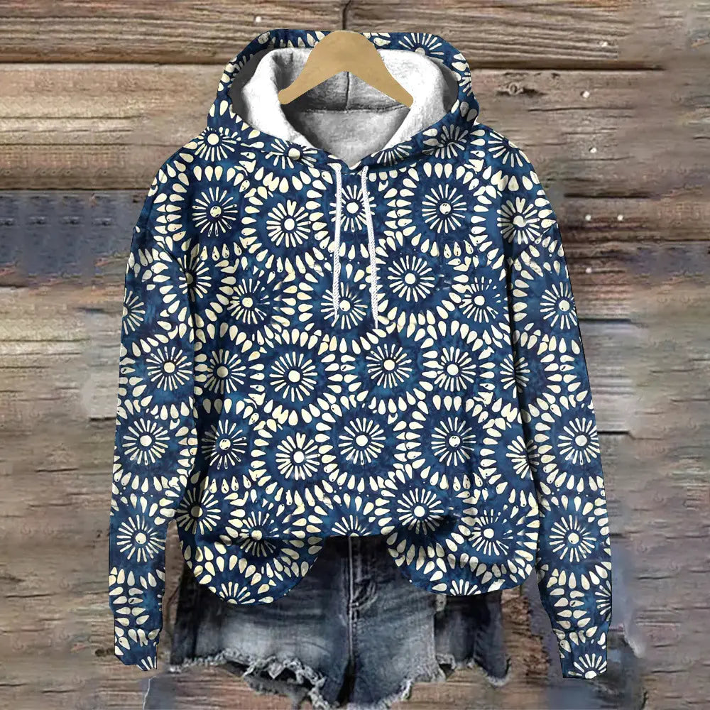 Sudadera con capucha de ajuste holgado con estampado floral que presenta un patrón floral azul y blanco con un forro interior de color gris suave.
