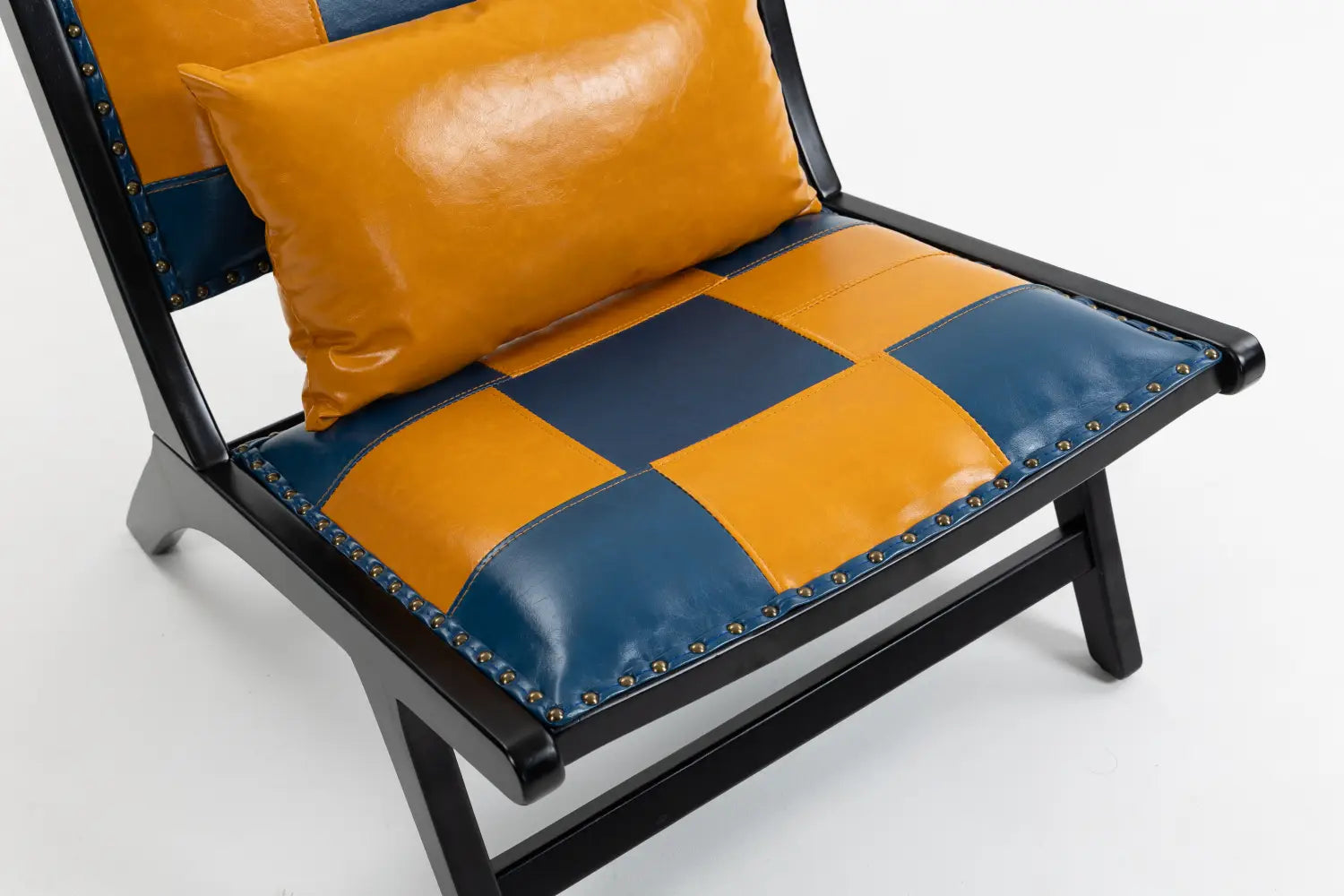 Moderner Boho-Akzent-Sessel mit einem markanten Patchwork-Design aus glänzendem orangefarbenem und marineblauem Leder, mit schwarzen Metallniet-Akzenten entlang der Kanten.