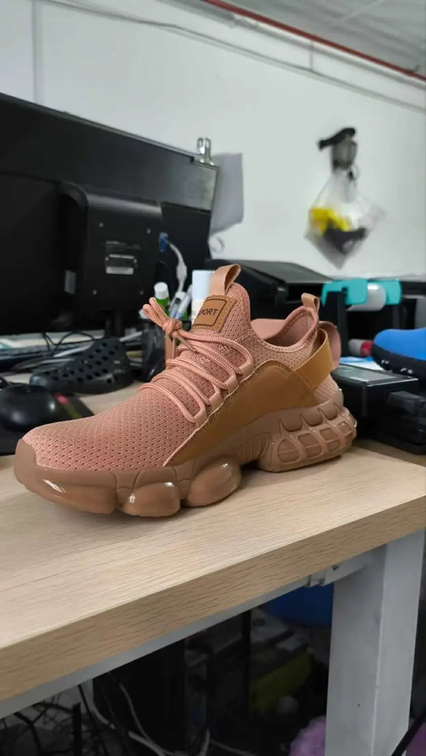 Tandfarbener Mesh-Sneaker mit klobiger, durchscheinender Gummisohle und passenden Schnürsenkeln, entworfen als leichte, atmungsaktive Laufschuhe.