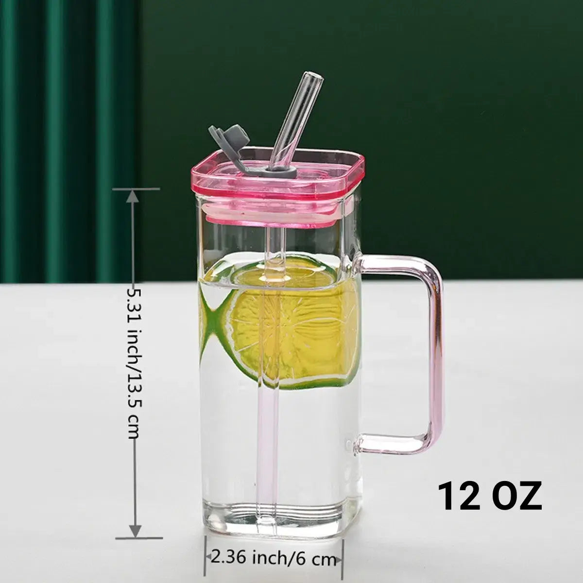 Tasse carrée en verre transparent avec poignée transparente, couvercle rose et paille de 12 oz, destinée à l’usage de boissons.