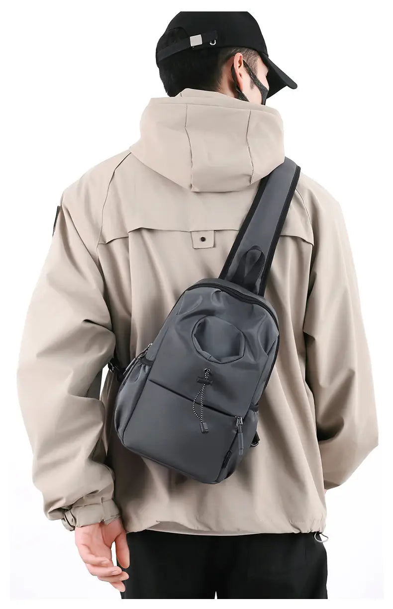 Dunkelgraue, elegante wasserdichte Herren-Oxford-Gewebe-Minimalist-Crossbody-Brusttasche aus Nylon mit mehreren Reißverschlussfächern.