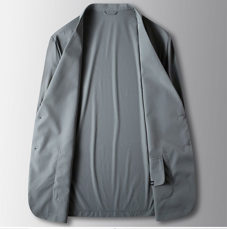 Eine elegante, helle graue Herren-Leichtgewicht-Stretch-Anzugjacke gegen Falten mit minimalistischer Gestaltung und dezenten Ziernähten.
