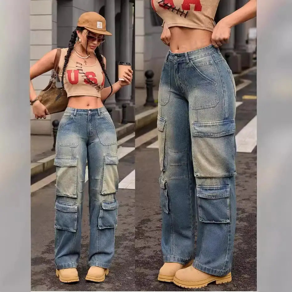 Hoch sitzende, hellblaue gewaschene Denim-Cargohosen mit mehreren aufgesetzten Taschen, mit verwaschenem Effekt und Straight-Leg-Passform.