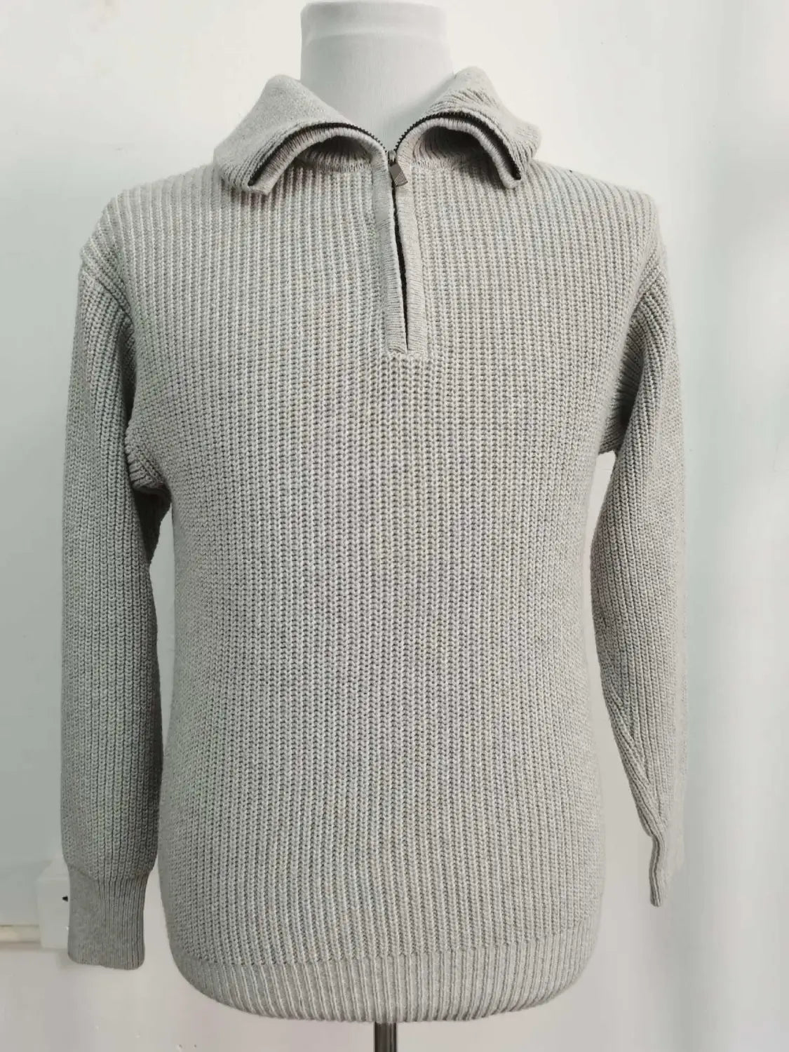 Herren-Halbrollkragenrippstrickpullover aus grauem Strick mit Kragen und Halb-Zipp-Vorderseite für den Freizeitgebrauch