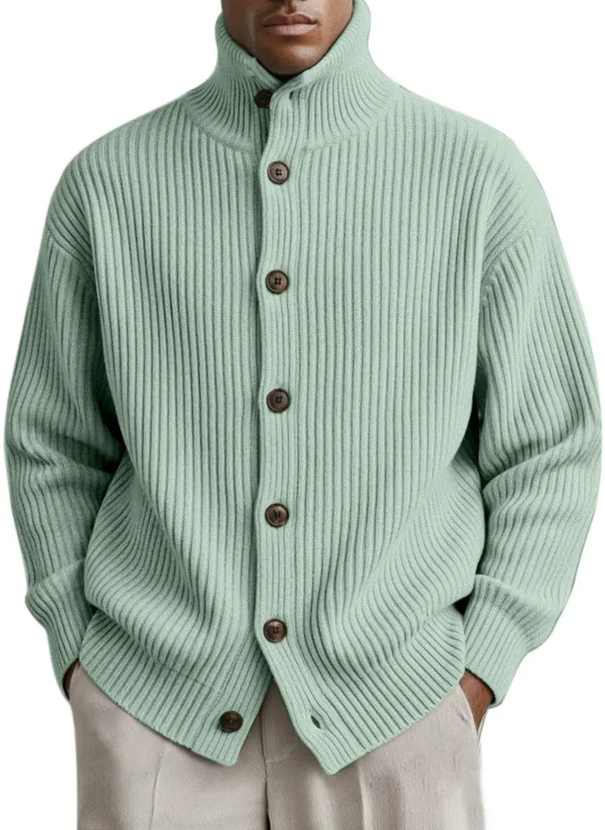 Ein mintgrüner Rippstrick-Cardiganmantel für Herren mit dunkelbraunen Knöpfen und Turtleneck-Design.