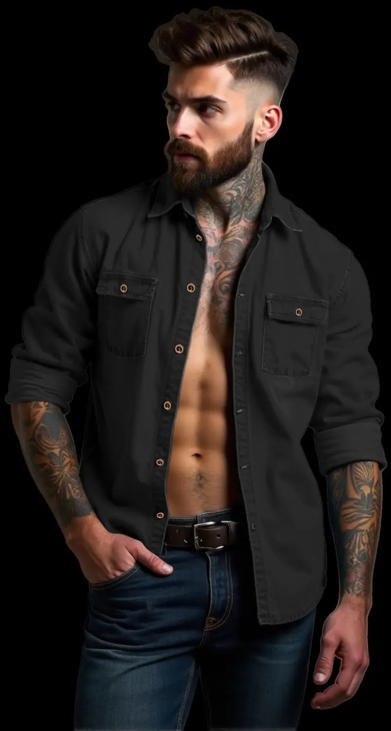 Herren-Denimhemd mit Knöpfen, schwarz, mit zwei Brusttaschen und hochgekrempelten Ärmeln in Übergröße.