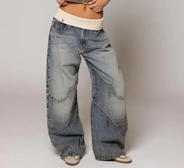 Weit geschnittene Denim-Patchwork-Straight-Leg-Jeans für Damen in gebleichtem Blau-Wasch mit verstärkt vernähten Paneelen, entworfen für die Freizeit.