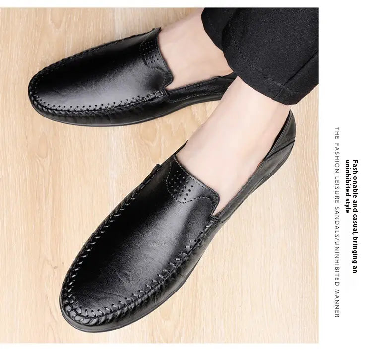 Schwarze Lederslipper für Herren im Business-Casual-Stil aus Rindsleder mit genähter Verzierung und perforierten Akzenten.
