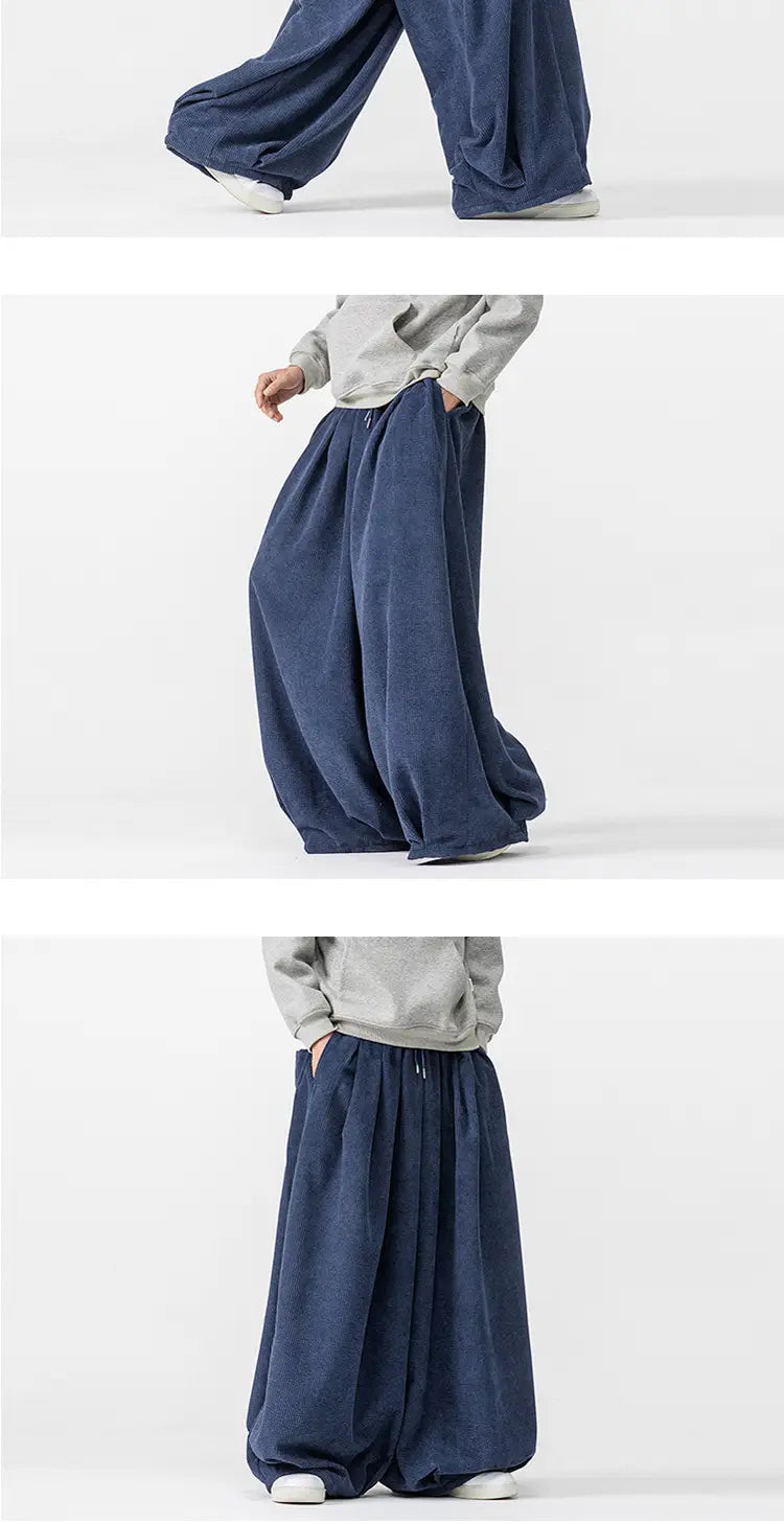 Pantalon en velours côtelé bleu marine foncé à jambes larges pour hommes, présentant une coupe ample, un tissu souple et fluide, ainsi qu’une ceinture élastique.