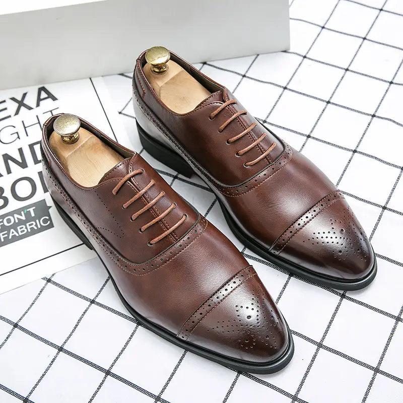 Zapatos de vestir tipo oxford de cuero marrón para hombres, estilo casual de negocios, con brogue, con un diseño clásico de puntera (cap-toe) y cordones a juego.