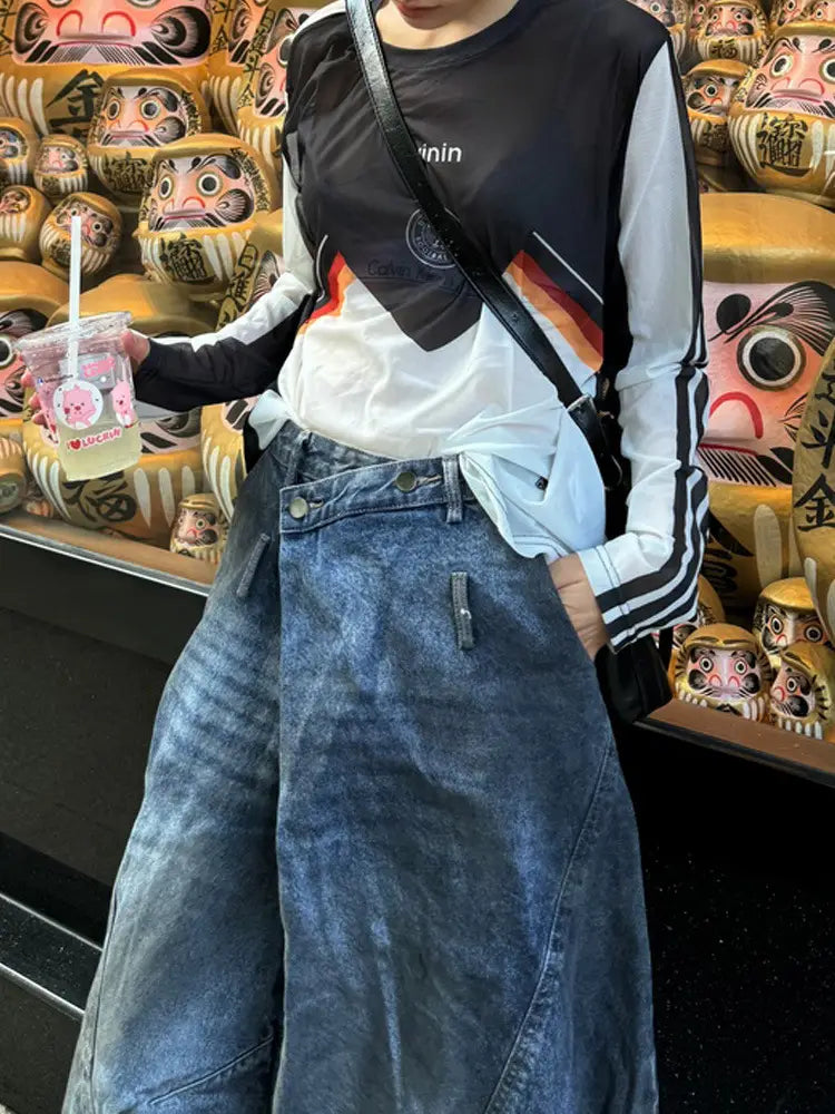 Jeans mit weitem Bein aus Denim mit gebleichter blauer Waschung und sichtbaren Ziernähten aus der Kollektion „Jeans mit Destroyed Wide-Leg im Vintage-Denim“.