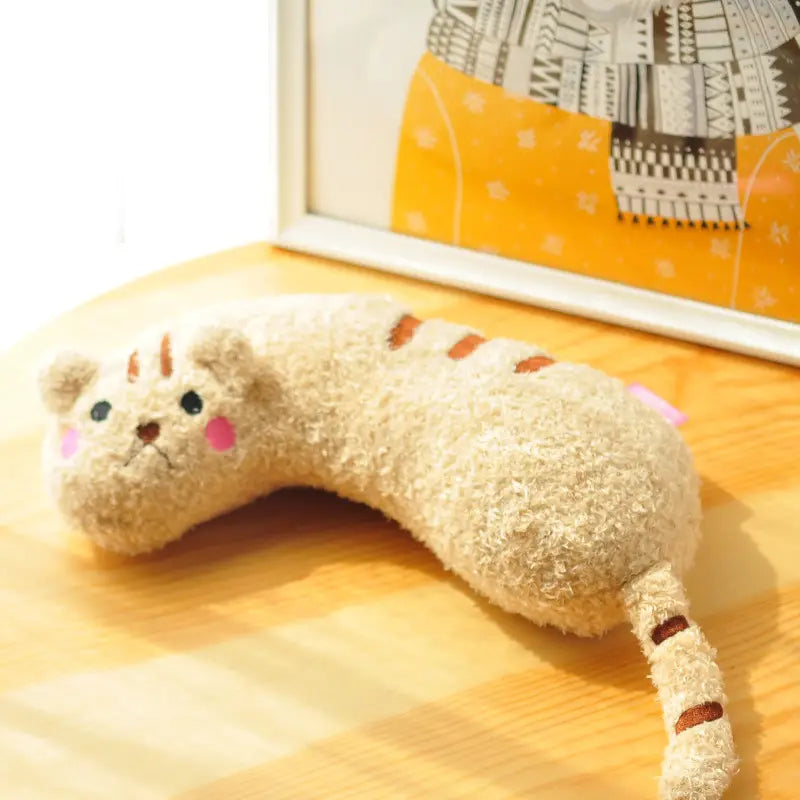 Cremefarbenes Plüsch-Katzenaugenmasken-Design in Form einer Katze mit bestickten schwarzen Augen, rosa Wangen und Nase sowie braunen, gestreiften Absetzungen, ausgelegt für Nackenunterstützung und Gelenkentlastung.