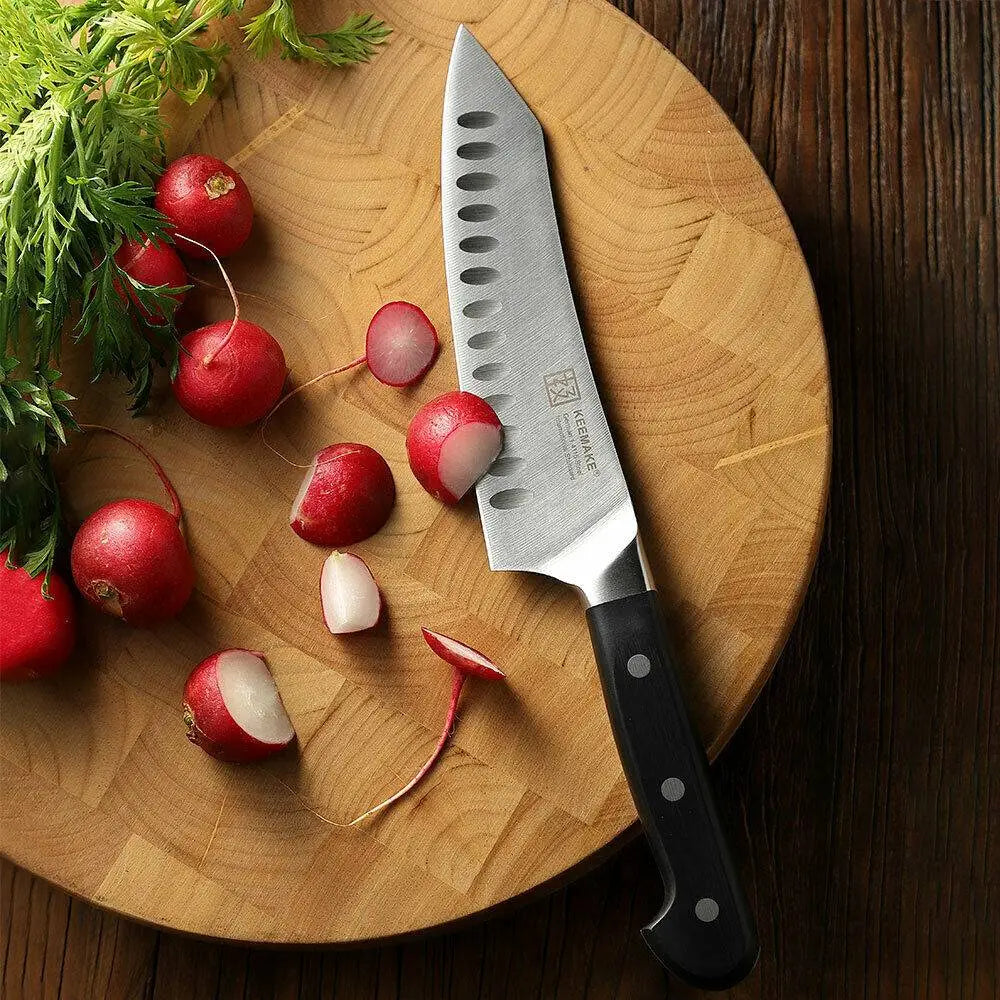 Couteau de chef élégant en acier inoxydable, doté d’un manche noir, avec trois rivets argentés, reposant sur une planche à découper en bois à côté de radis frais, dans un ensemble de couteaux de chef avec des ciseaux de cuisine en acier inoxydable.