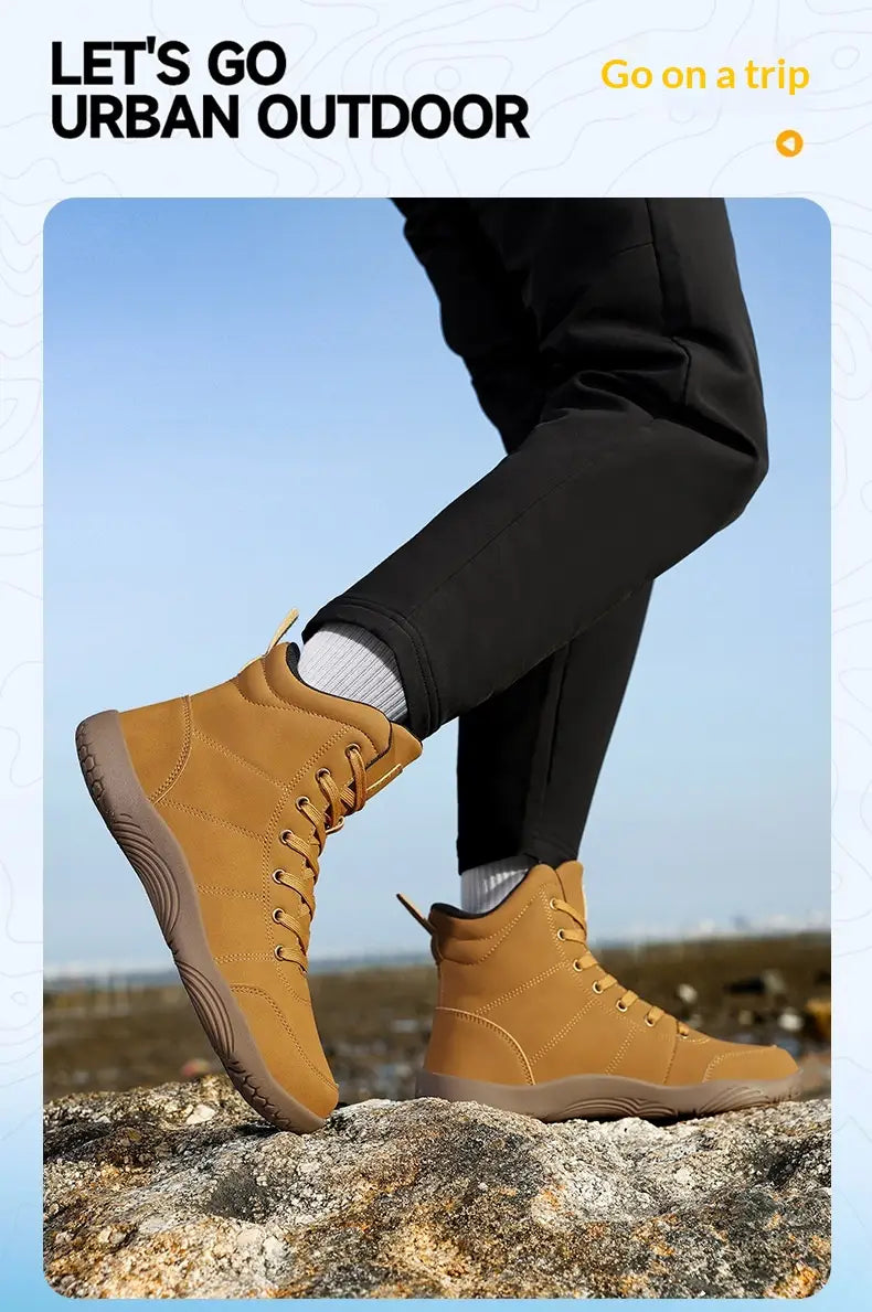 Hellbraune Wildleder-Wanderstiefel mit breitem Zehdesign in High-Top-Optik und braunen Gummisohlen, geeignet für den Einsatz als Sportschuhe