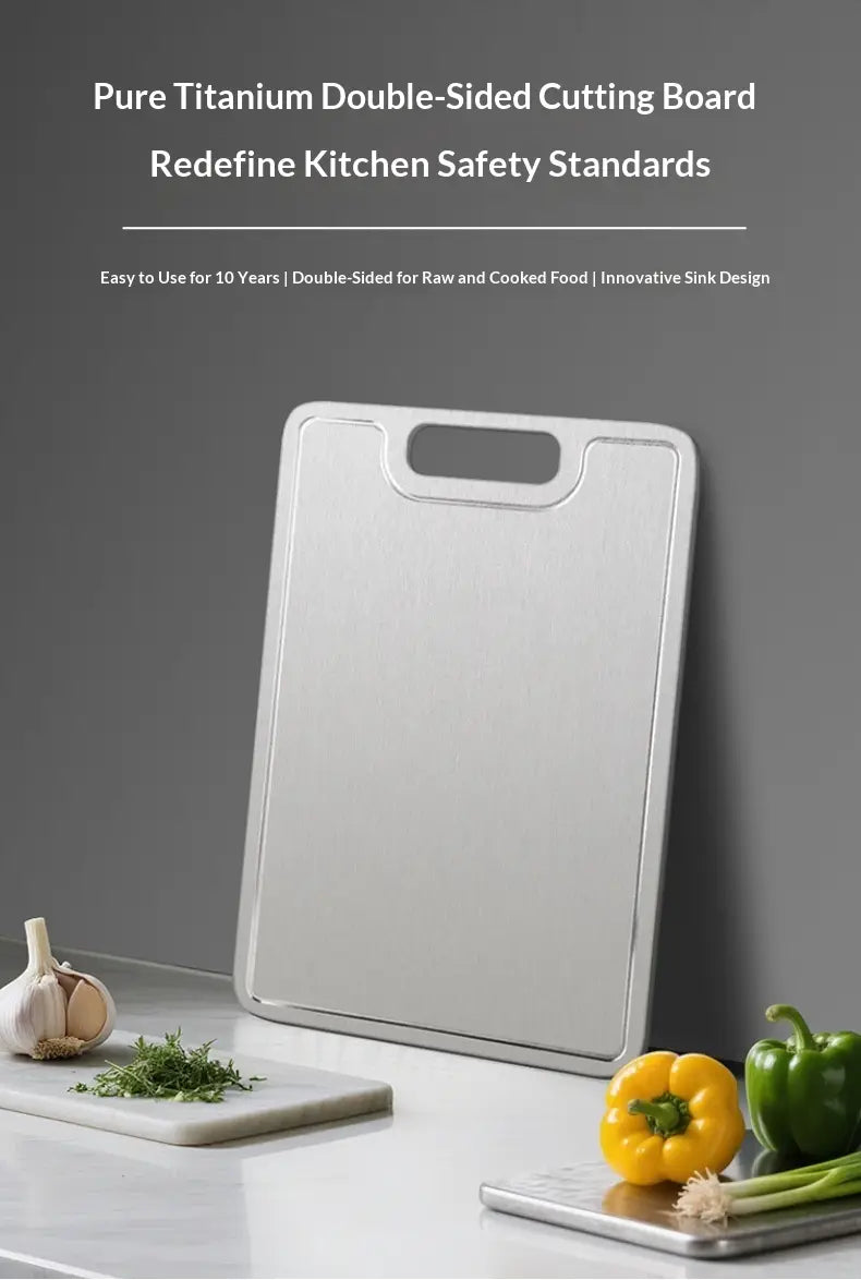 Doppelseitiges Schneidebrett aus reinem Titan in Silber mit schlank-minimalistischem Design und Griff zum einfachen Tragen, ideal für die Nutzung als mobiles Schneidebrett zum Zerkleinern von Metall.