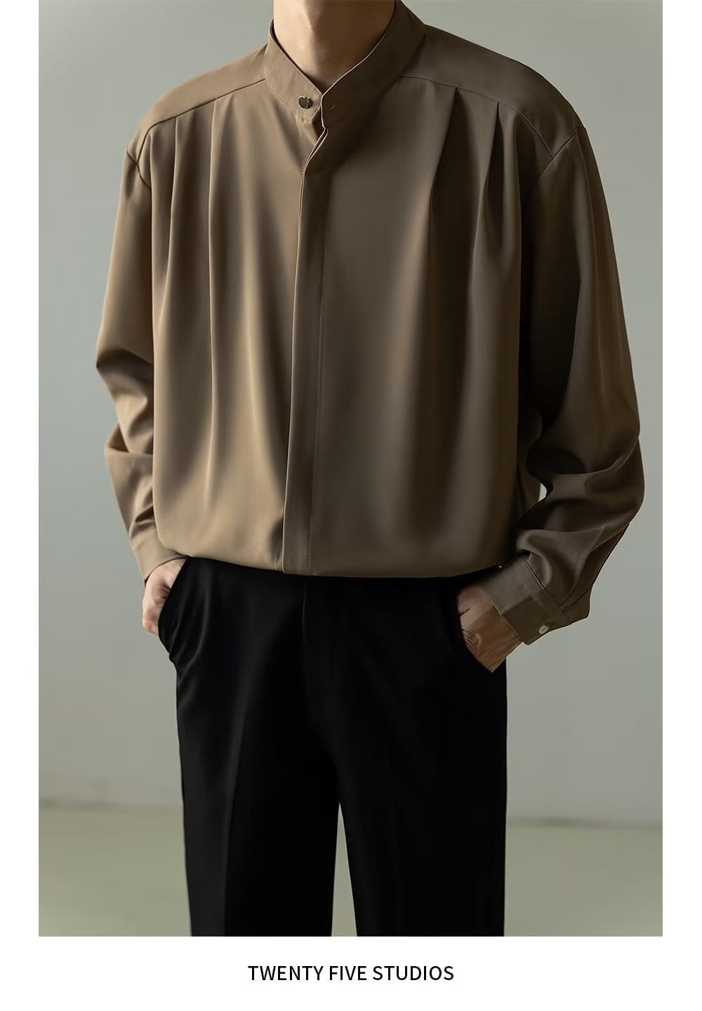 Chemise plissée pour homme à col montant en soie beige élégante, à manches longues, avec des plis subtils.