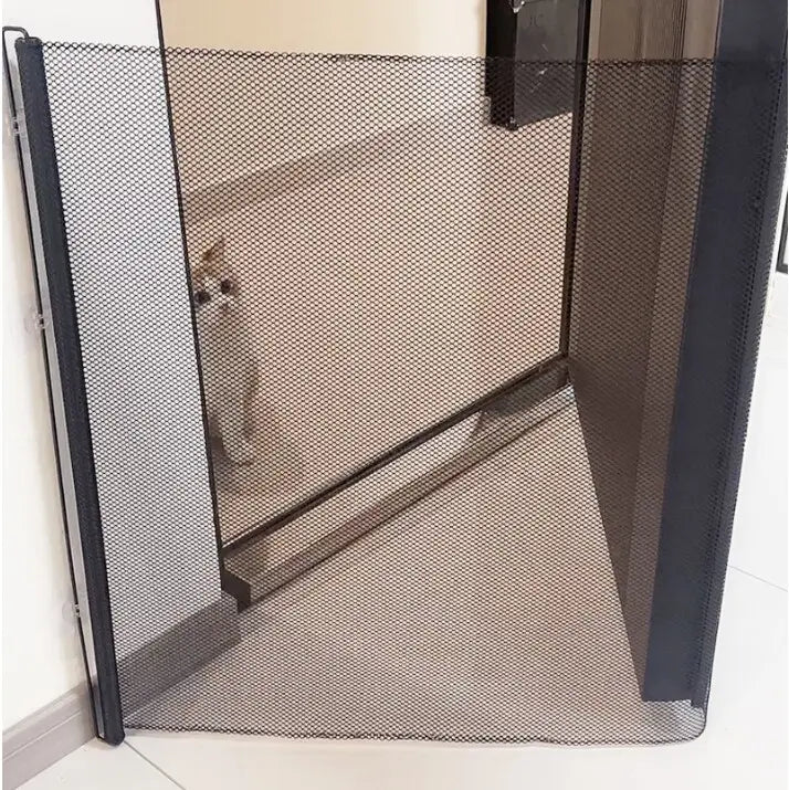Portillon de sécurité rétractable en maille noire pour animaux de compagnie et tout-petits, avec cadre renforcé.