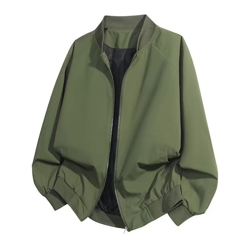 Herren-Bomberjacke in einfarbigem Design in Olivgrün mit schwarzem Innenfutter und gerippten Bündchen.