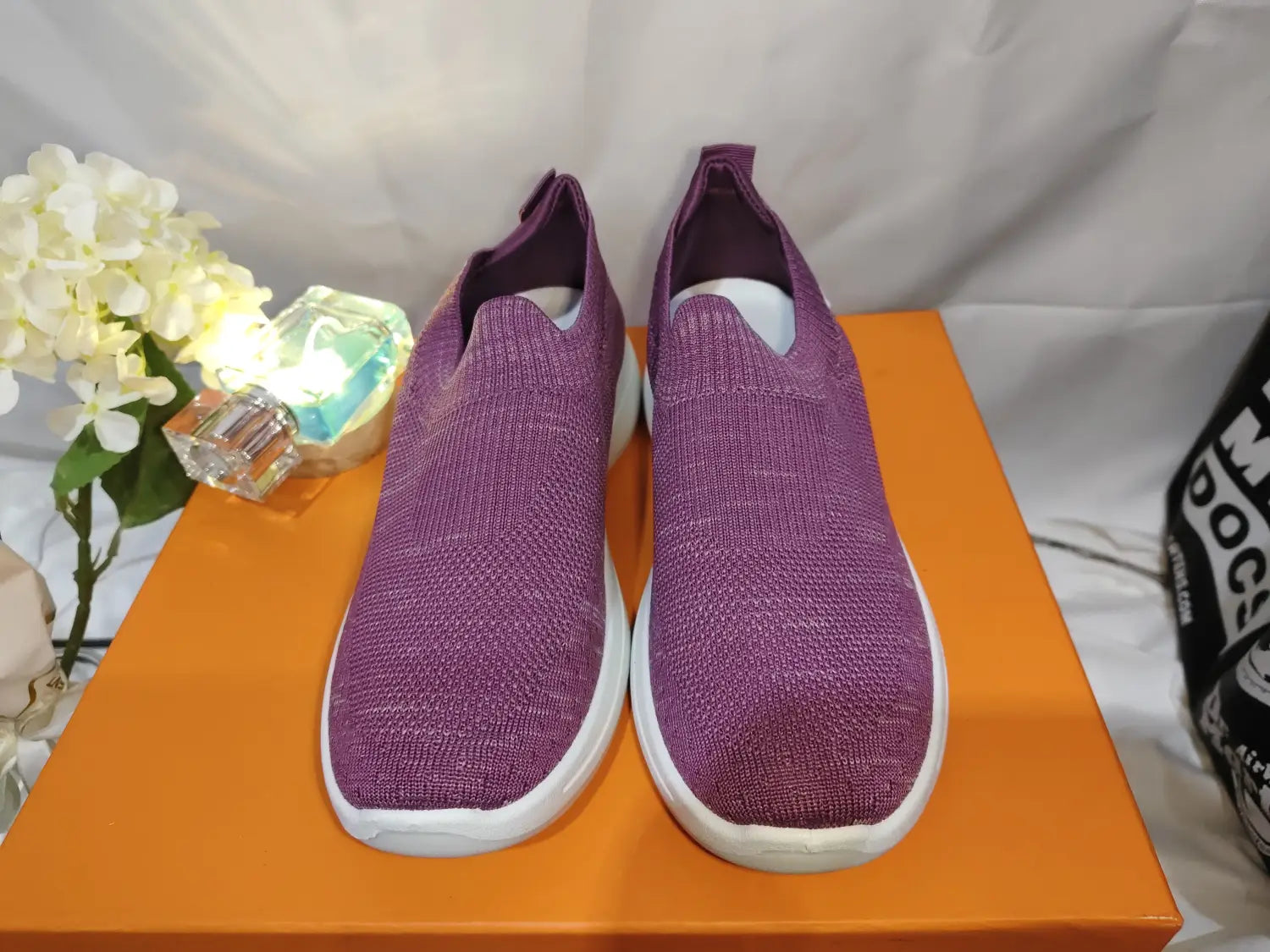 Lila Damen Mesh-Slip-On Sneaker aus Strickkomfort mit weißer Gummisohle, ausgelegt für ein müheloses Anziehen und ganztägigen Komfort