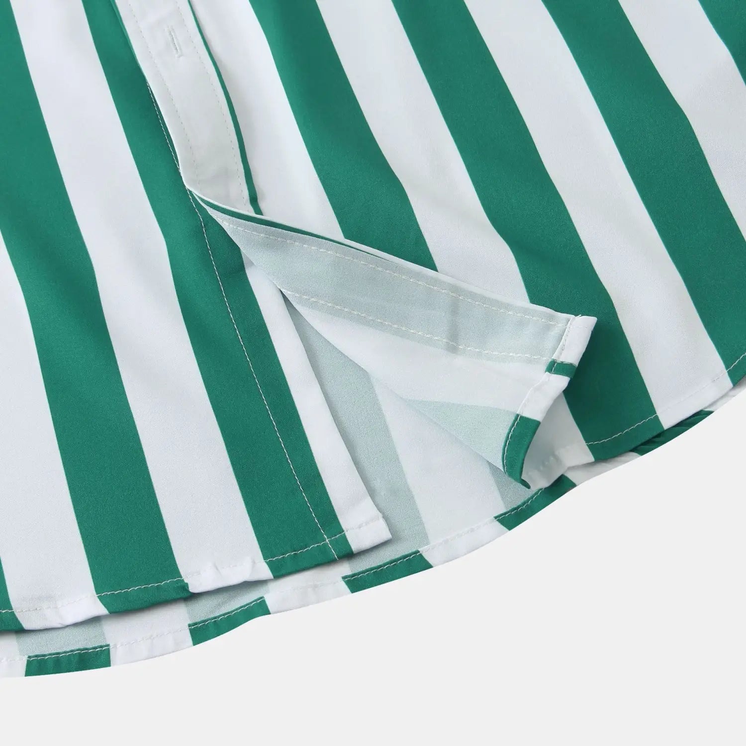 Chemise pour homme à rayures, à manches courtes, boutonnée sur le devant, présentant des rayures verticales vert et blanc nettes, avec des ourlets cousus avec soin.