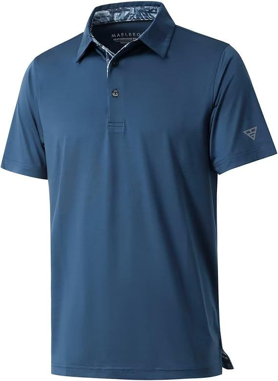 Ein navyblaues Maileg Herren-Golfpolohemd mit schnell trocknendem, atmungsaktivem Stoff, mit dezentem strukturiertem Finish sowie kontrastierendem, gemustertem Innenkragen und Branding am Ärmel.