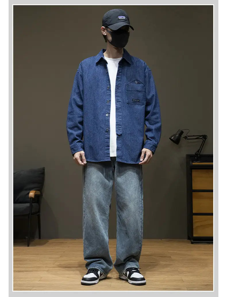 Gestreiftes Herrenhemd aus Denim mit langen Ärmeln in Blau aus Cord, mit Brusttasche und weißer Innenschicht.