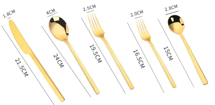 Ensemble de couverts en acier inoxydable doré, au design mat, comprenant des ustensiles en acier inoxydable de couleur dorée, au style moderne et épuré, avec des mesures précises indiquées pour chaque pièce.