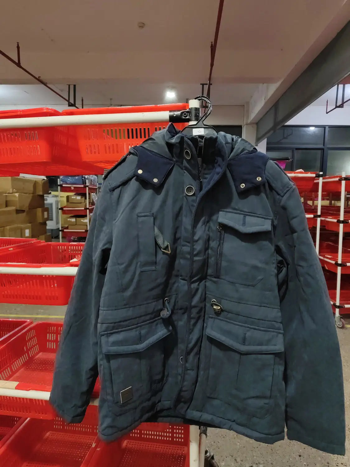Chaqueta de invierno acolchada con forro polar para tallas grandes en azul marino oscuro, con diseño acolchado, capucha, múltiples bolsillos frontales y herrajes de tono plateado.