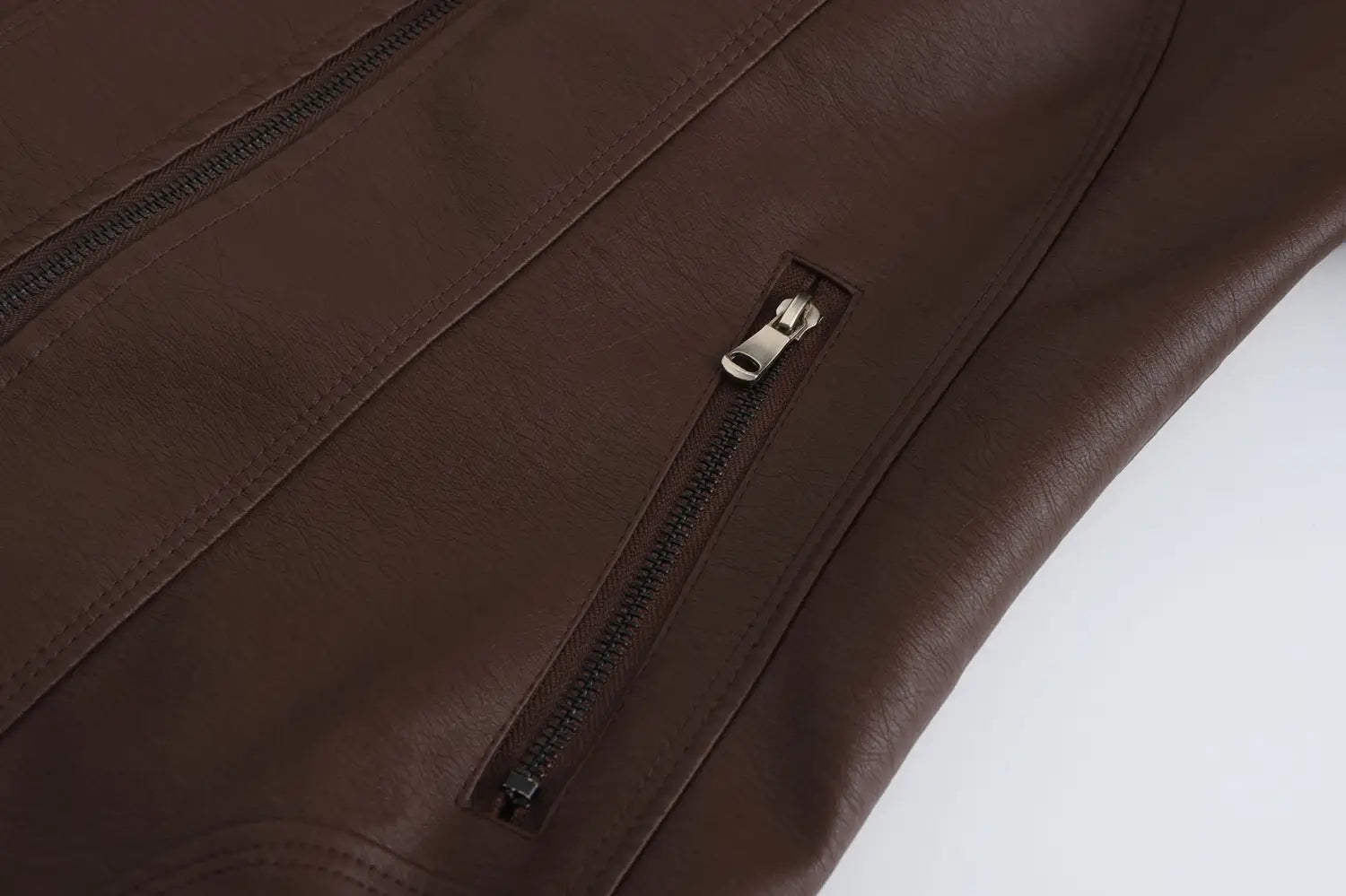 Veste motard en faux cuir marron avec col montant et détail de fermeture éclair élégant.