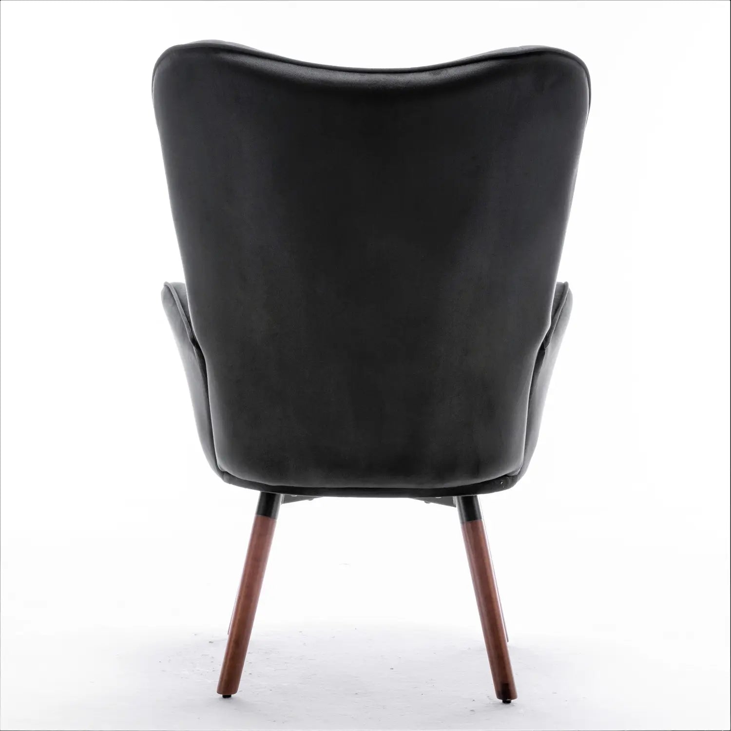Silla de acento tipo wingback con terciopelo negro acolchado y con botones, con patas de madera curvas y tapizado acolchado y confortable.