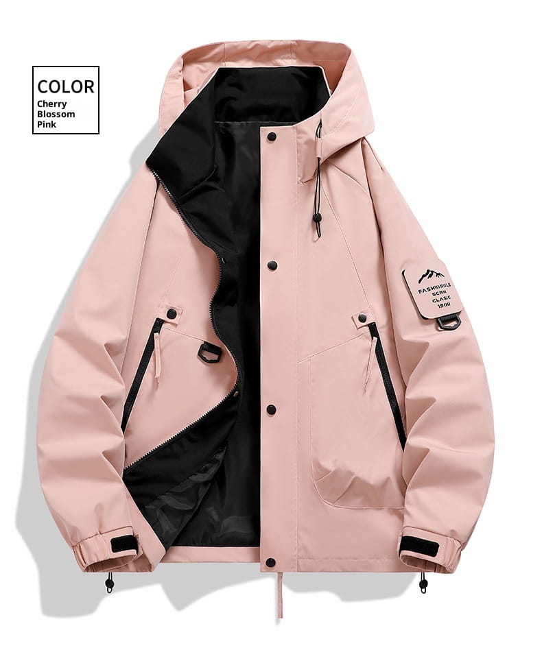 Veste utilitaire à capuche moderne imperméable et coupe-vent pour homme, rose fleur de cerisier, avec doublure intérieure noire et détails de fermeture éclair.