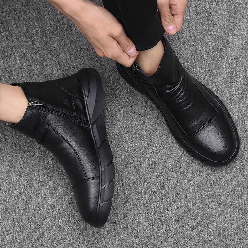 Schwarze Leder-Stiefeletten mit hohem Schaft, einer kräftigen, strukturierten Sohle und einem seitlichen Reißverschluss.