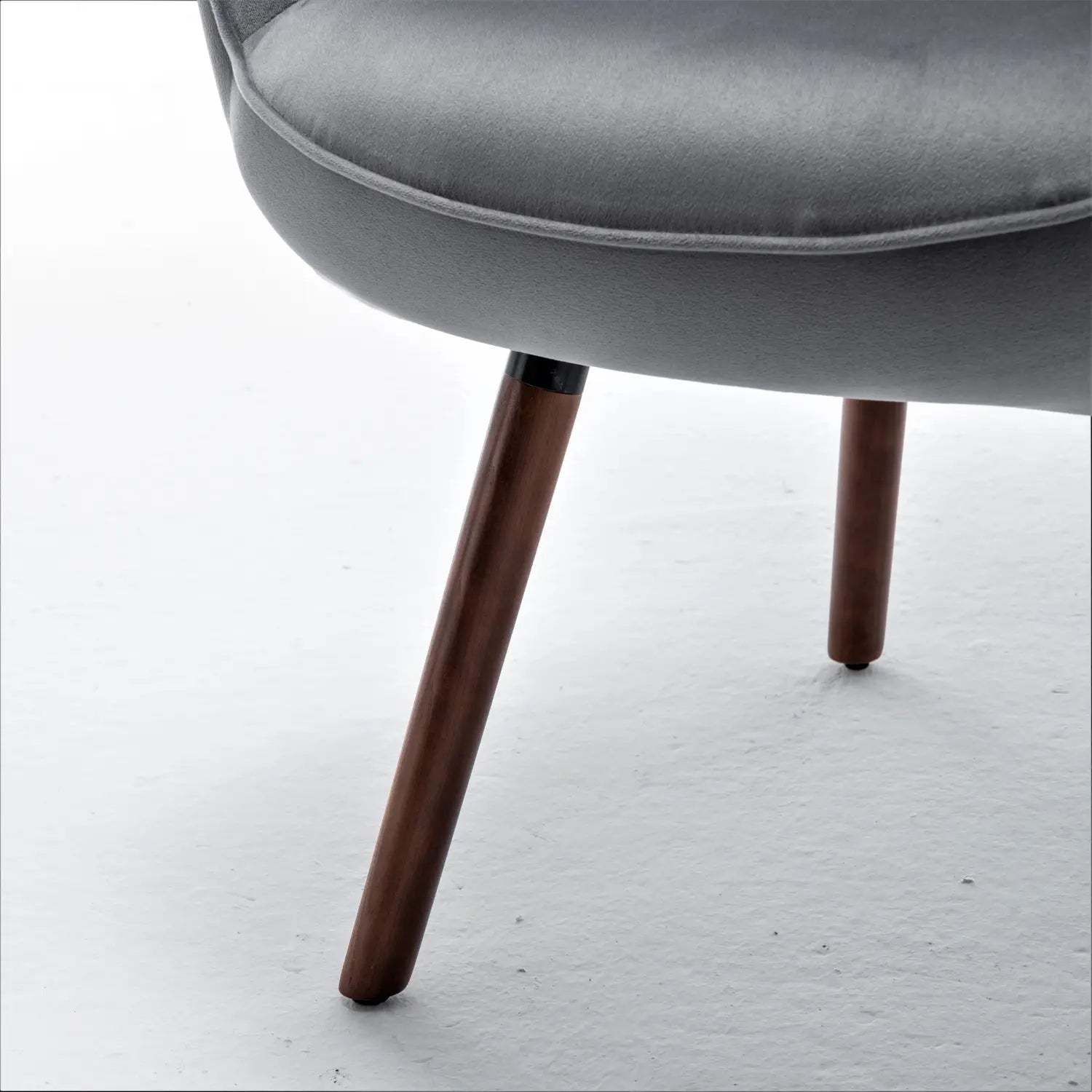 Grau Samt-Mid-Century-Wingback-Akzentstuhl mit sich verjüngenden hölzernen Beinen.