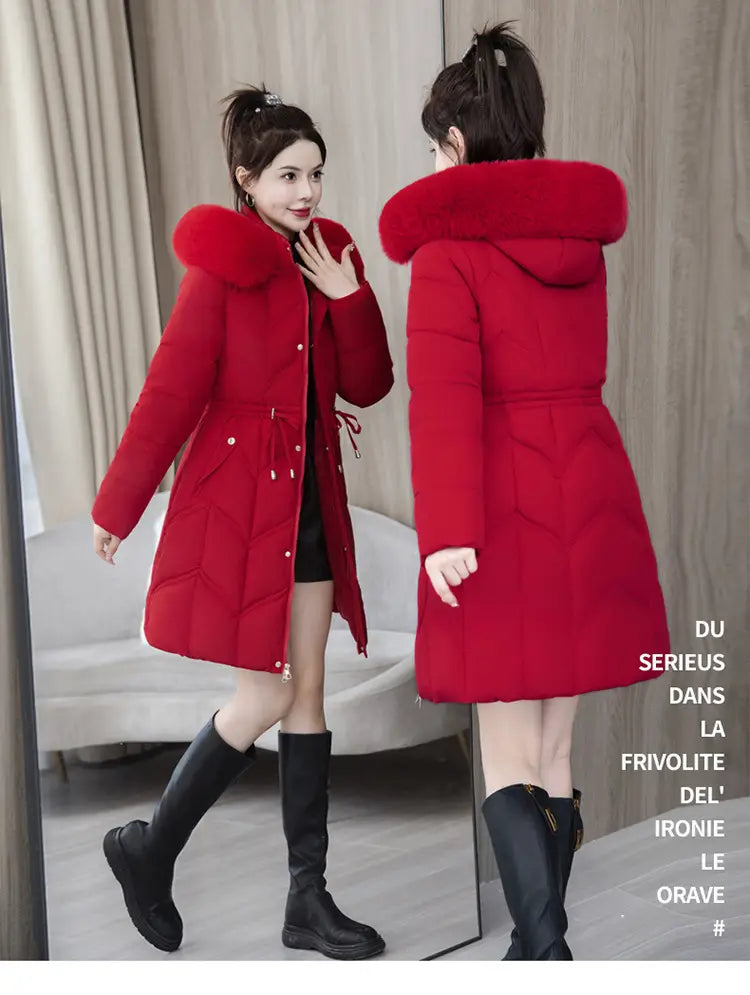 Eine leuchtend rote Pelzkragen-gesteppten Winterjacke aus Baumwolle mit einer kuscheligen, pelzgefütterten Kapuze und einem Steppdesign.