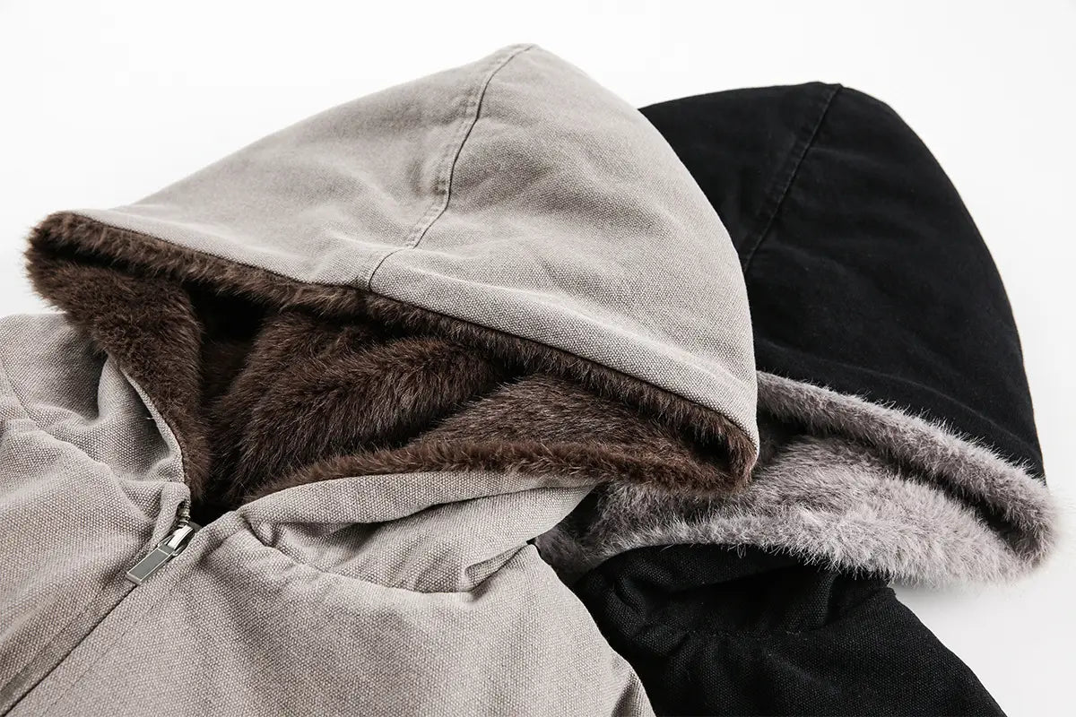 Abrigo acolchado de invierno de algodón con capucha y forro de piel sintética en color gris para hombre y mujer, con forro de piel marrón y tirador negro de cremallera.