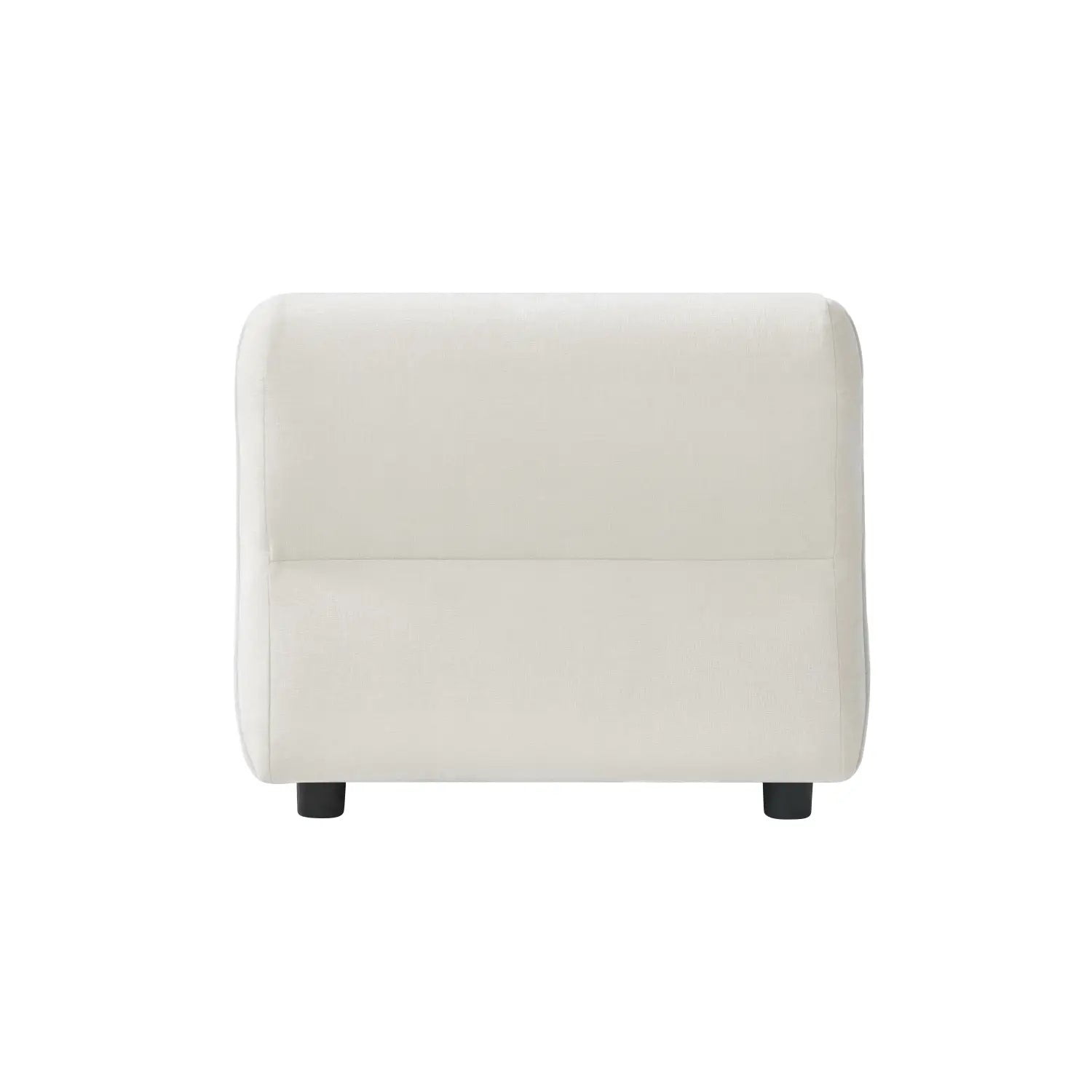 Taburete otomano de piel sintética color crema, con bordes redondeados y patas cortas negras, que complementa un sillón de acento moderno de líneas curvas con tapicería acolchada.