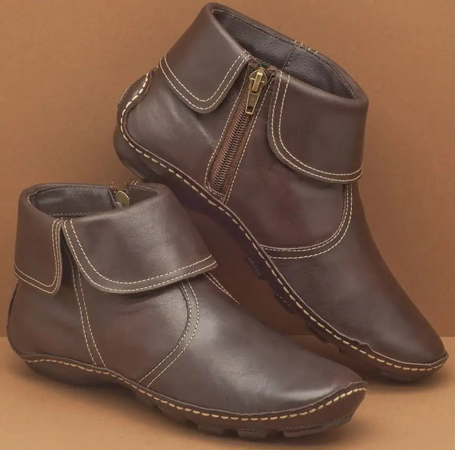 Damenleder-Ankle-Boots aus braunem Leder mit kontrastierender weißer Steppnaht und seitlichem Reißverschluss auf der Innenseite